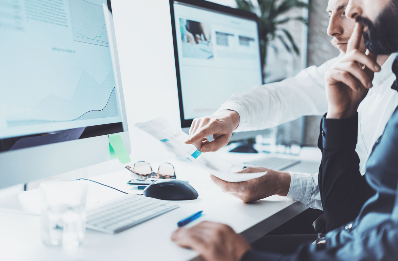 Profissionais analisando dados e soluções de tecnologia